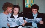 Milano (junglesound, 1999), Carmen Consoli intervistata in un barettino. Con lei il bassista Leandro e il batterista Leif Searcy.