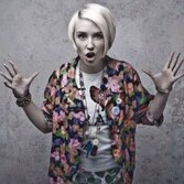 Naomi di “Skins” ascolta The Jacqueries