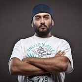 Outsider. Un termine che potrebbe essere facilmente affiancato al nome di EGreen. Del resto è lui il primo a prendere le distanze da una certa fetta della scena italiana. E pure da quell'altra fetta. Nel nuovo album, “Il Cuore e la Fame”, ne ha praticamente per tutti. L'intervista di Enrico Piazza.