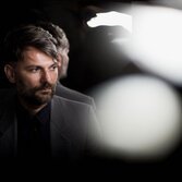 Mauro Remiddi ha lasciato l'Italia dal 2002, prima Londra e poi New York. Nel mezzo ci sono state tante esperienze musicali diverse - tra cui un David di Donatello, un musical una band di buskers, un gruppo indie - e solo ora, a 40 anni ha iniziato a fare dischi seriamente. Non poca roba quindi, e l