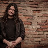 Nato in Agentina, vissuto a La Spezia, poi Bologna, Milano, e spera di tornare a Bologna. Nel mezzo ha scritto tantissime canzoni ma ha pubblicato non più di due dischi e fatto concerti distanti anni l'uno dall'altro. Lidio Chericoni - Shiva Bakta  - non riesci a rissumerlo, tanto meno raccontarlo i