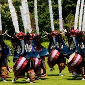 Un gruppo di shishi-odori danzano