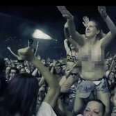 Vasco Rossi topless ragazza pubblico censura