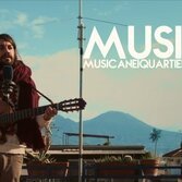 Alessio Bondì suona nei quartieri spagnoli di Napoli