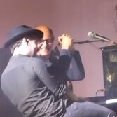 Sorpresa al concerto dei Mumford & Sons a Milano: sul palco sale Ludovico Einaudi