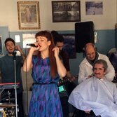 Suonare in lavanderia, dal barbiere o in un sexy shop: il tour secondo i Moseek