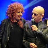 Enrico Ruggeri trolla Wind dopo essere stato scambiato per Pino Daniele