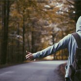Io me ne vado: 10 canzoni italiane per chi vuole scappare di casa