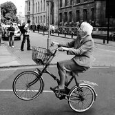 Testa bassa e pedalare: dieci canzoni per celebrare la bicicletta