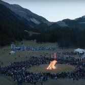 Un'immagine del video di "Tender" dei blur eseguita al Rockin'1000 Summer Camp
