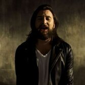 Guarda “Hard Times”, il nuovo video di Nic Cester