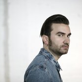Rischio tutto per divertirmi: Davide Petrella racconta il nuovo album “Litigare”