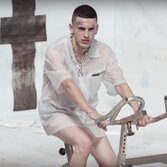 Tra un villaggio che ride e lo scemo che passa: sul nuovo video di Young Signorino