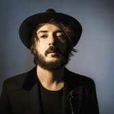 "Abissi tascabili" di Daniele Celona è un disco non solo da ascoltare ma anche da leggere