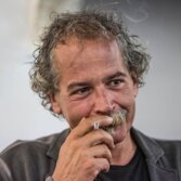 Le canzoni di Gianmaria Testa ci lasciano nudi di fronte alla vita