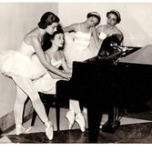 Tecla al piano con alcune colleghe