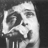 Trafitti da Ian Curtis: a 40 anni da una morte senza catarsi