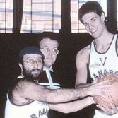 Lucio Dalla, coach Alberto Bucci e Gus Binelli della Virtus Bologna in uno storico servizio di "Giganti del basket" del 1983