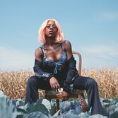 Una foto di Janine scattata durante le riprese del video di Petite