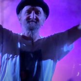 Erriquez in un live del 2019, still da YouTube