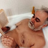 Alessandro Fiori assorto nella lettura in vasca da bagno - foto di Carla Fiori