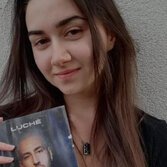 Chiara Argentino con in mano il libro di Luchè, "Il giorno dopo"