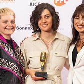 Marta Salogni, al centro, mentre vince il premio