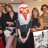 La band assieme a Paru Itagaki, che va spesso in giro con questo look particolare