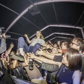 Carlo Corbellini dei Post Nebbia fa stage diving durante il Dr. Martens Fest presented by MI AMI - foto di Luca Secchi