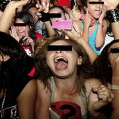 Un  fotomontaggio di teenager che urlano ai concerti