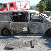 Il furgone della Black Marmalade Records dopo l'incendio