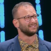 Fabio canta male "Caruso" di Dalla ed entra in squadra con Dargen