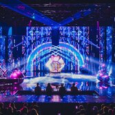 Il tavolo dei giudici e il palco durante il quarto live - foto Virginia Bettoja
