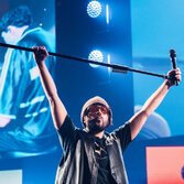 Calcutta alza il microfono in segno di trionfo al Forum di Assago - foto di Starfooker