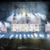 Un momento dell'incredibile live di Liberato a Napoli