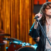 Un frame dal film via Netflix: Letizia Toni nei panni di Gianna Nannini