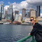 Andrea Volpato con i grattacieli di Seattle alle spalle