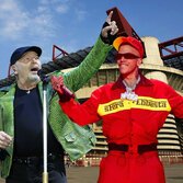 Vasco Rossi e Sfera Ebbasta durante una riunione condominiale davanti a San Siro