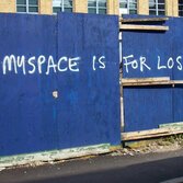 Un muro di East London nel 2007, foto via Wikimedia