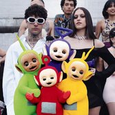 Tony Effe, Gaia, Tinky Winky, Dipsy, Laa-Laa e Po.