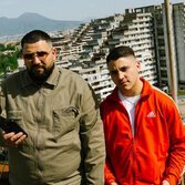 Davide Zazzaro, a sinistra, con Rue Diego, sullo sfondo le Vele