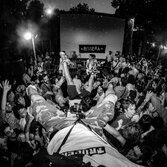Come rischiare la vita per fotografare un festival hardcore ed essere felice