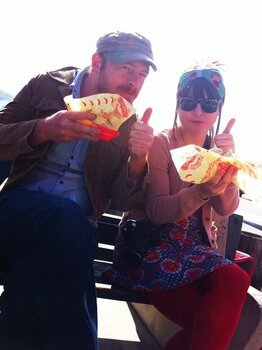 Federico e Giulia testano gli hot dog di Venice Beach