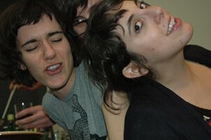 due ragazze...discinte...una con maglia nuova