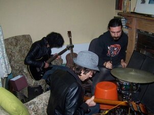 Prove davanti al camino spento