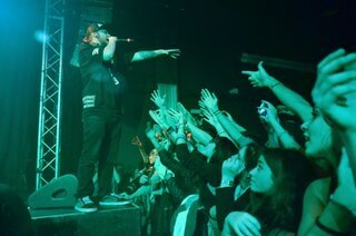 Nitro canta tra il pubblico