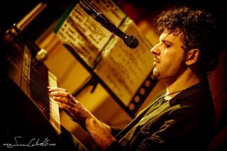 al piano, dal vivo