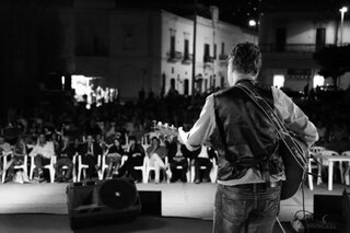 di spalle, ospite del "Cantagiro"