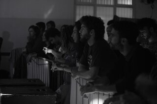 "levati di dosso quella faccia interrogativa"