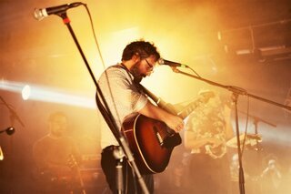 Dario Brunori accorda la sua chitarra